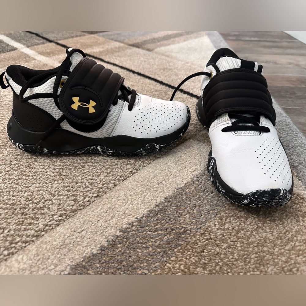 Under Armour boys shoes size 5